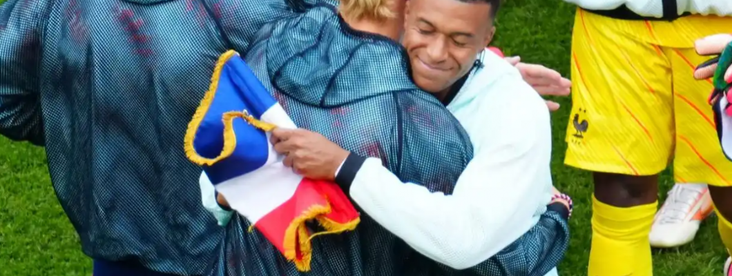 Haaland e Mbappé interagem, apesar de não se confrontarem directamente