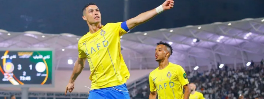 Cristiano Ronaldo passa e remata!