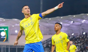 Cristiano Ronaldo passa e remata!