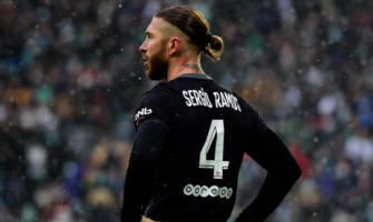 Terminou sua carreira de dois anos em Paris