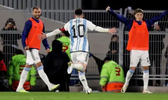 Brigando com um vizinho de infância